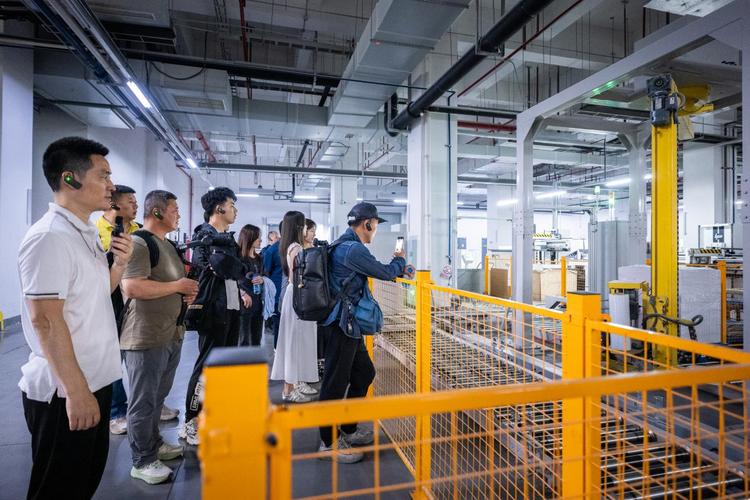 沉浸式感受"硬核"工业魅力 "奇妙工厂"2025苏州工业园区网络文化采风